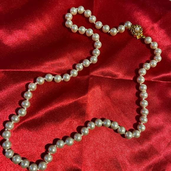 String of faux pearls classic style - Picture 13 of 15